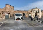 Nuova tranche di lavaggi su 650 strade con farmacie; sanificate aree esterne a 260 tra ospedali, caserme e commissariati