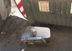 Affettatrice abbandonata vicino a cassonetti